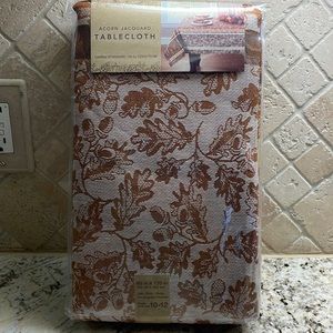 Acorn Jacquard Tablecloth